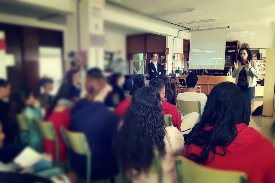 Natalia Vidanes Sánchez habla con los estudiantes de 1º y de 2º de Bachillerato.