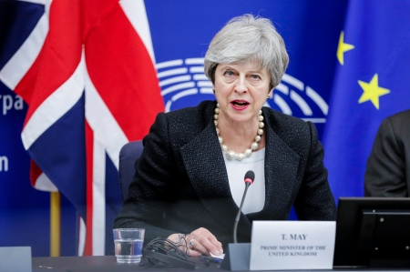 La primera ministra británica, Theresa May, en una conferencia de prensa con el presidente de la Comisión Europea, Jean-Claude Juncker.